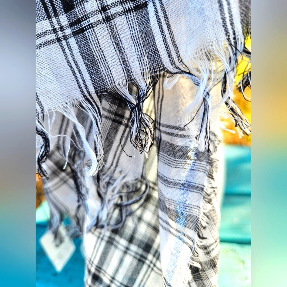 Caterina de' Medici Large Plaid Scarf - Picture 3 of 9